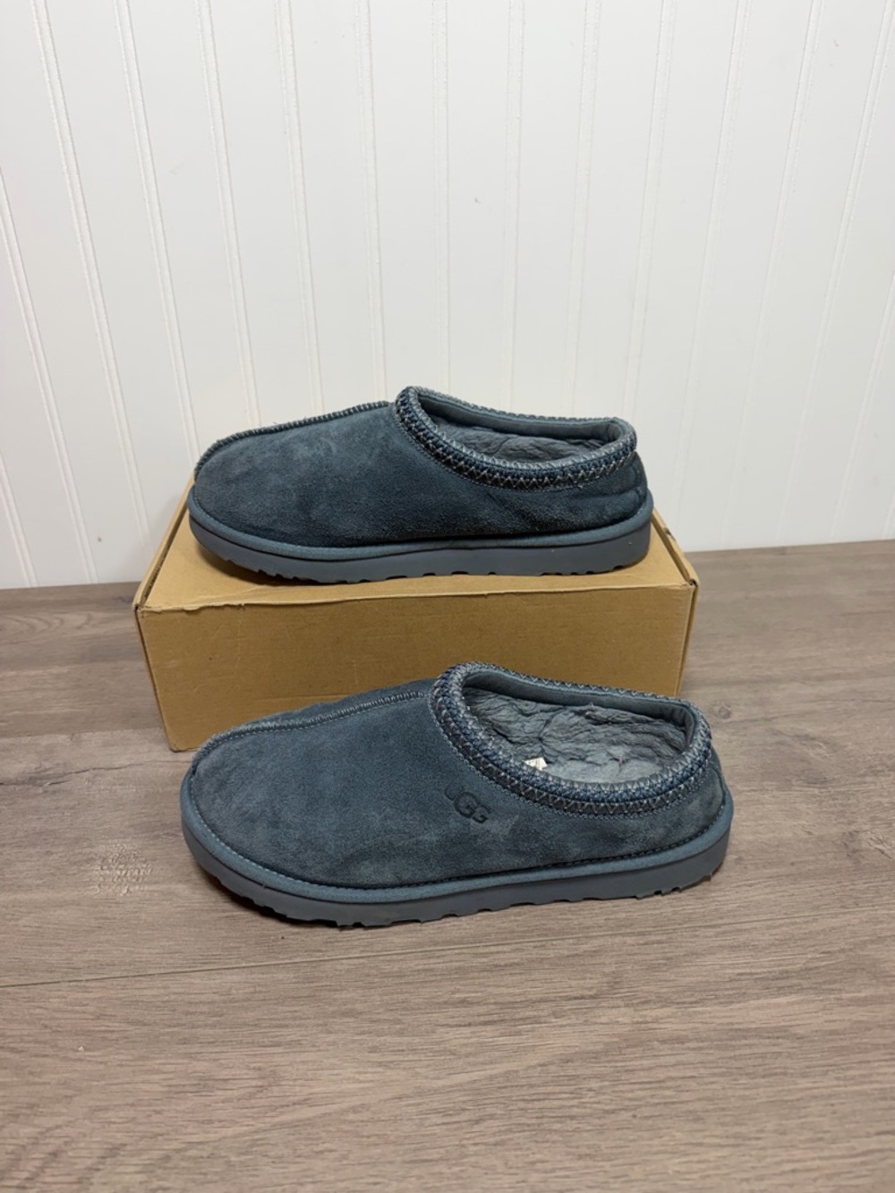 Use men’s UGG Tasman slippers in the "Stormy Seas" colorway size 9